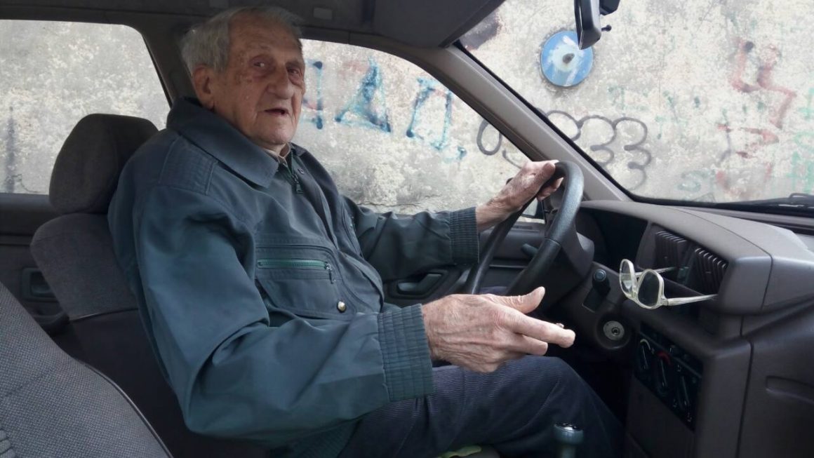 Deda Ljuba (92) vozi automobile 74 godine