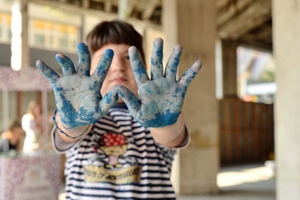 Ulične umetnice i umetnici sa decom iz „Svratišta“ oslikavaju „Šesnaesticu“